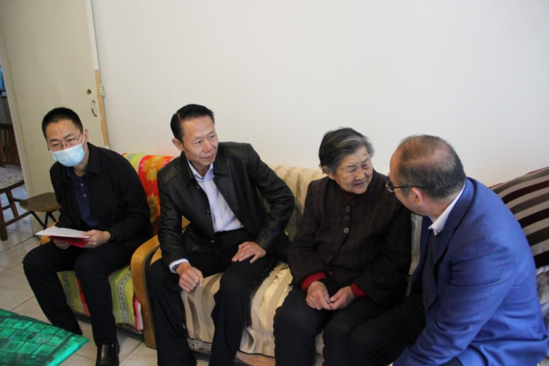 喜迎二十大 暖暖慰問(wèn)情——青海省總工會(huì)走訪(fǎng)慰問(wèn)省部級(jí)勞模