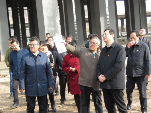省委常委、西寧市委書記王曉在青海省物產(chǎn)集團(tuán)總公司黨委書記、總經(jīng)理王玉輝陪同下，深入青海物產(chǎn)朝陽(yáng)物流園區(qū)。