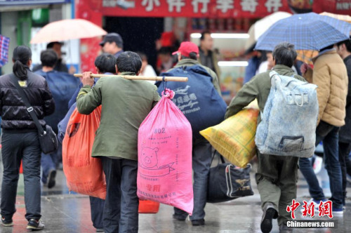 聚焦春節(jié)“恐歸族”：近鄉(xiāng)情怯，恐懼何來(lái)？(圖)